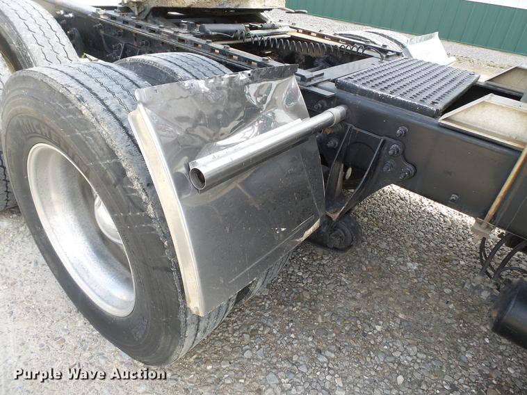 image for item DD2386 2004 International 9400i semi truck