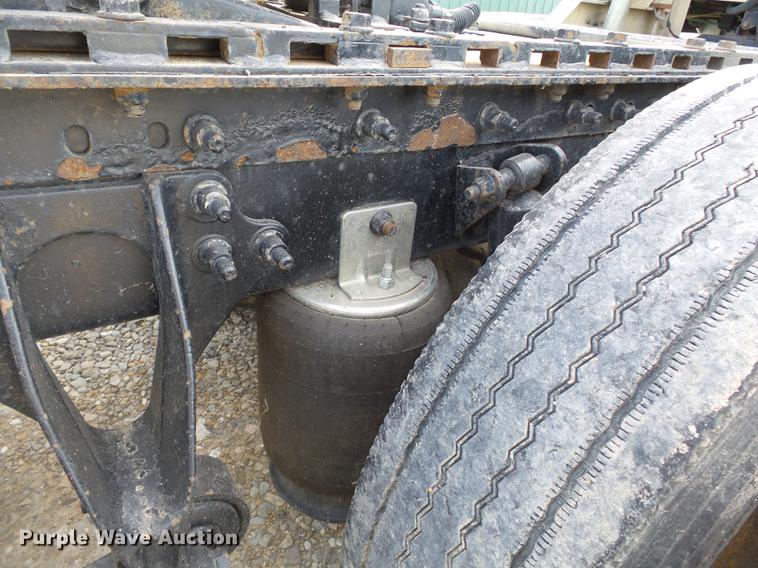 image for item DD2386 2004 International 9400i semi truck