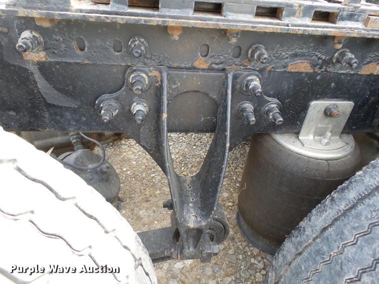 image for item DD2386 2004 International 9400i semi truck