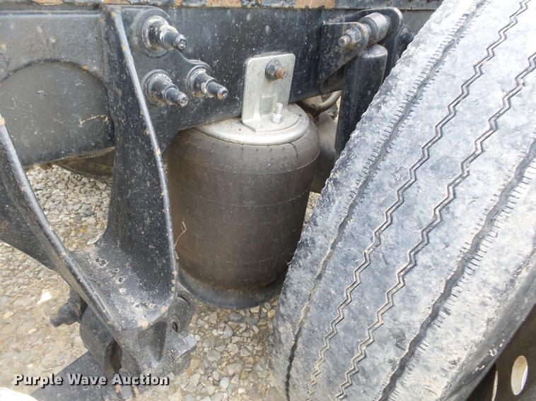 image for item DD2386 2004 International 9400i semi truck