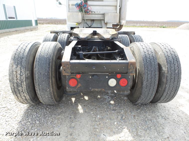 image for item DD2386 2004 International 9400i semi truck