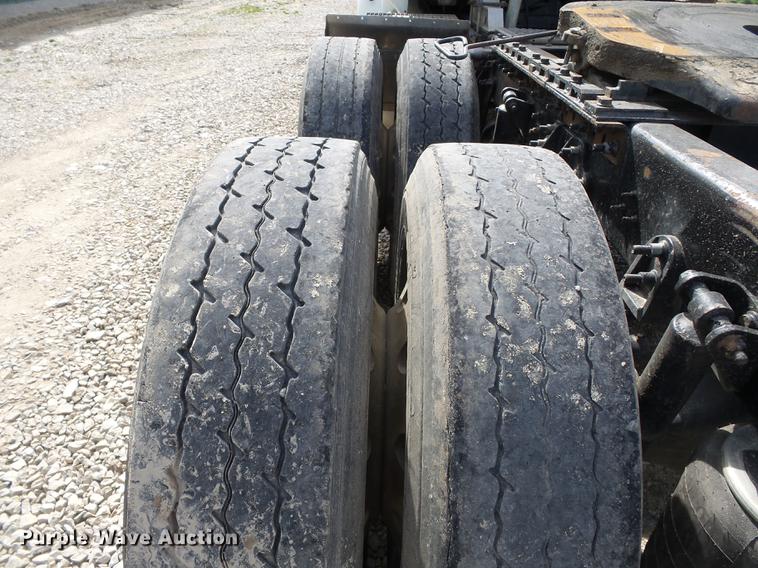 image for item DD2386 2004 International 9400i semi truck