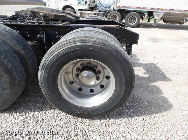 image for item DD2386 2004 International 9400i semi truck