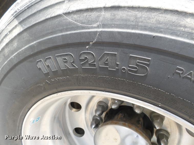 image for item DD2386 2004 International 9400i semi truck