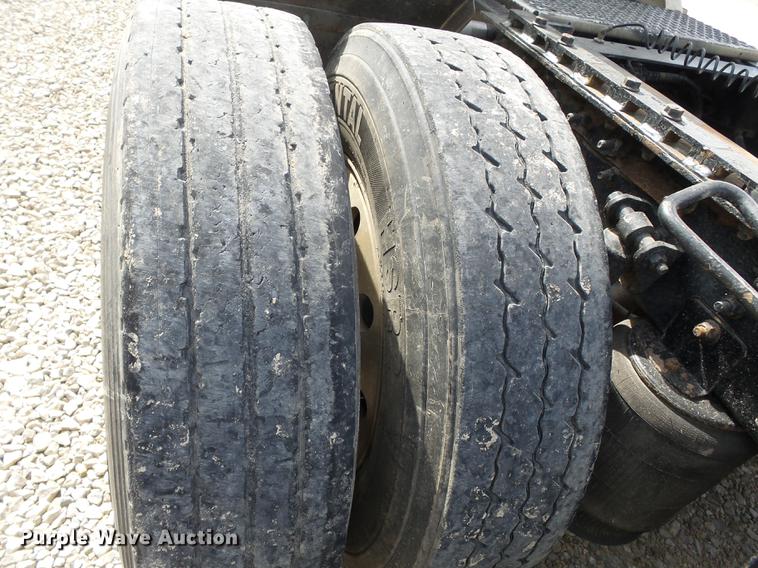 image for item DD2386 2004 International 9400i semi truck