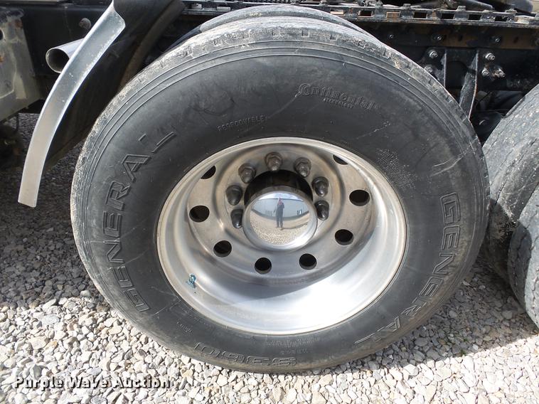 image for item DD2386 2004 International 9400i semi truck