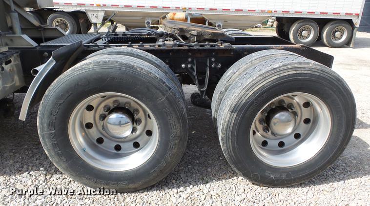 image for item DD2386 2004 International 9400i semi truck