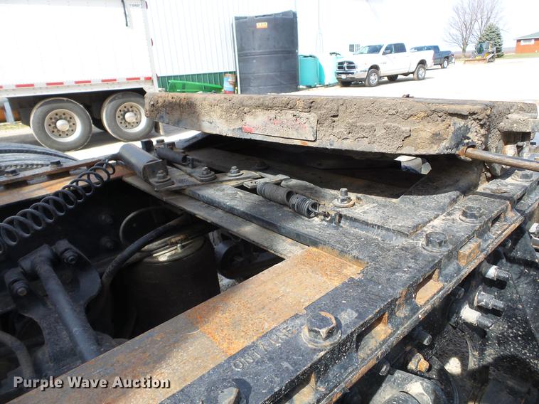 image for item DD2386 2004 International 9400i semi truck