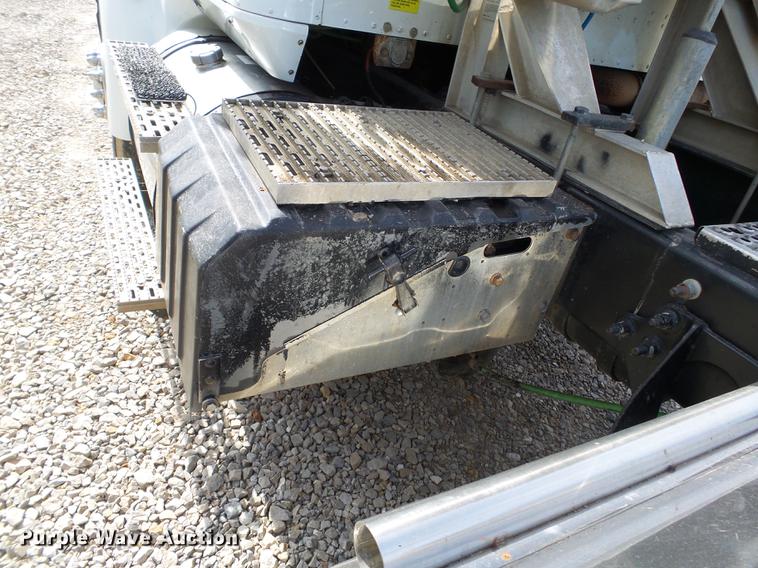 image for item DD2386 2004 International 9400i semi truck