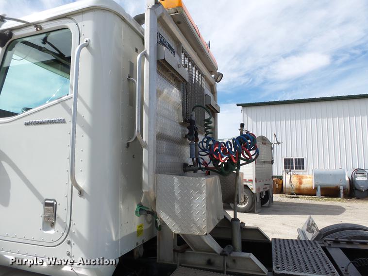 image for item DD2386 2004 International 9400i semi truck