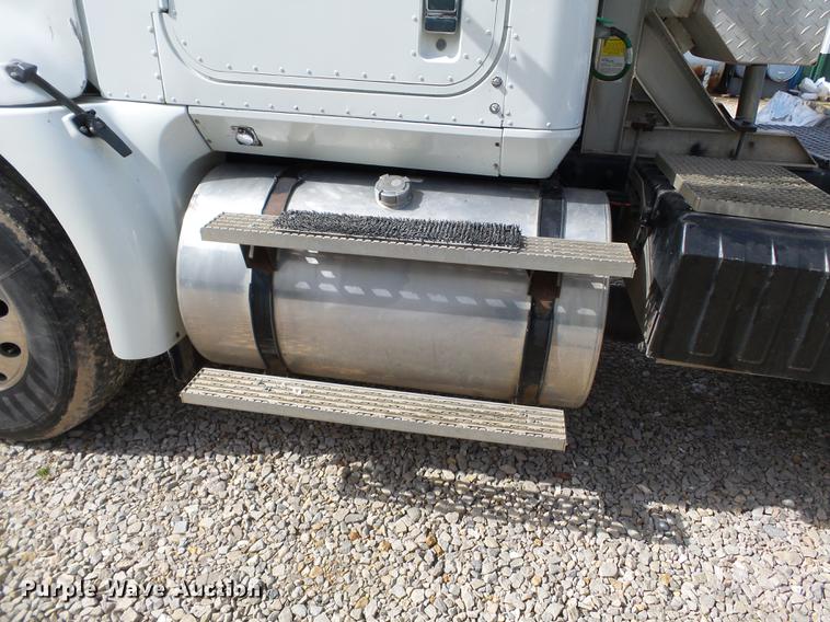 image for item DD2386 2004 International 9400i semi truck