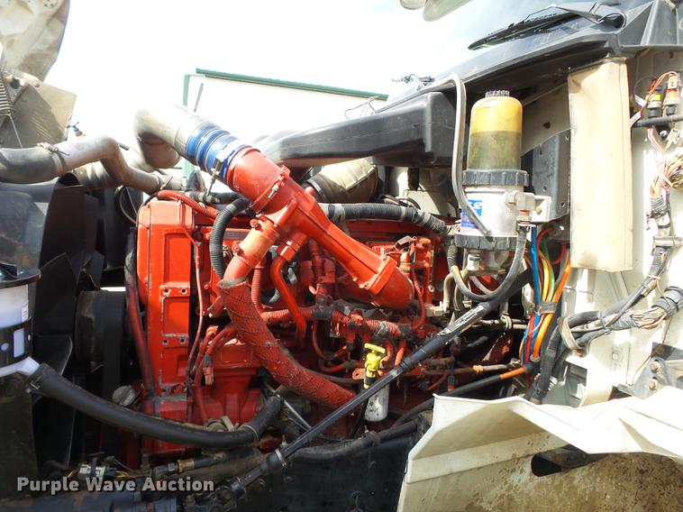 image for item DD2386 2004 International 9400i semi truck