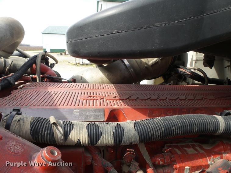 image for item DD2386 2004 International 9400i semi truck