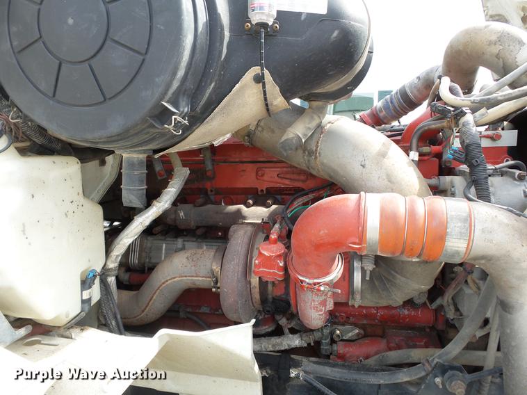 image for item DD2386 2004 International 9400i semi truck