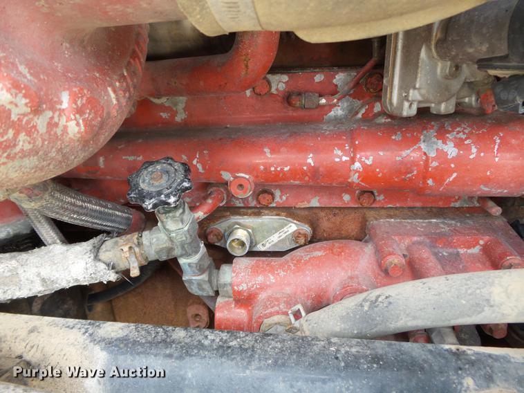 image for item DD2386 2004 International 9400i semi truck