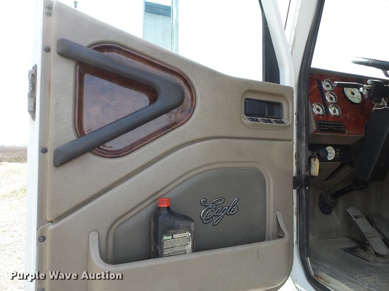 image for item DD2386 2004 International 9400i semi truck