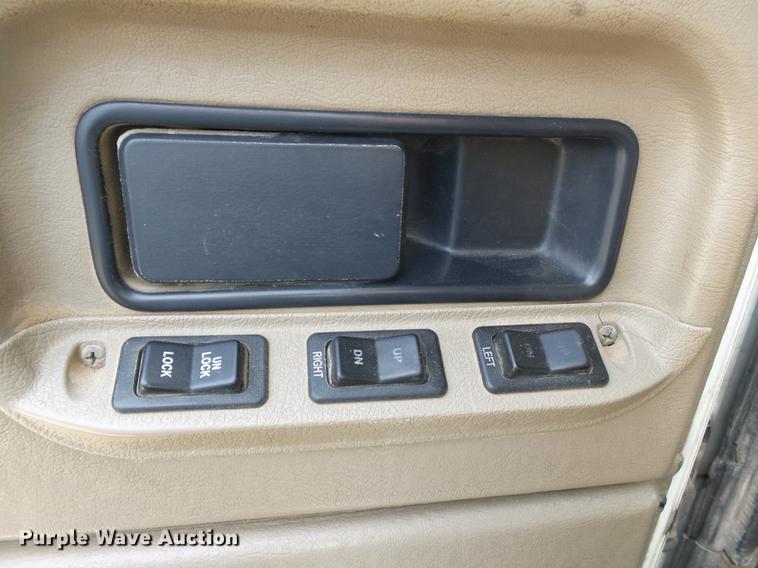 image for item DD2386 2004 International 9400i semi truck