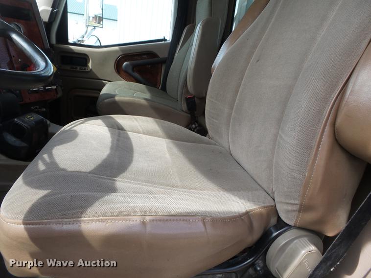 image for item DD2386 2004 International 9400i semi truck