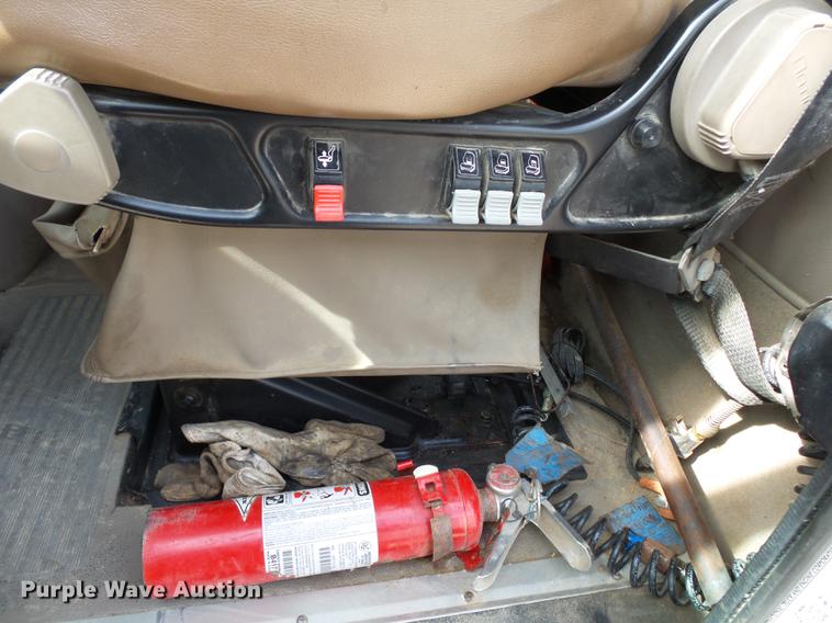 image for item DD2386 2004 International 9400i semi truck