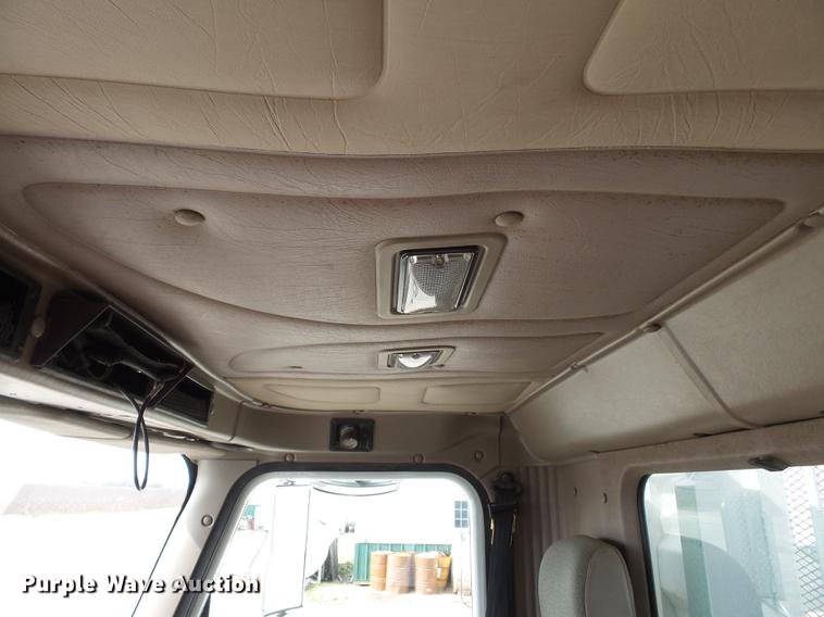 image for item DD2386 2004 International 9400i semi truck