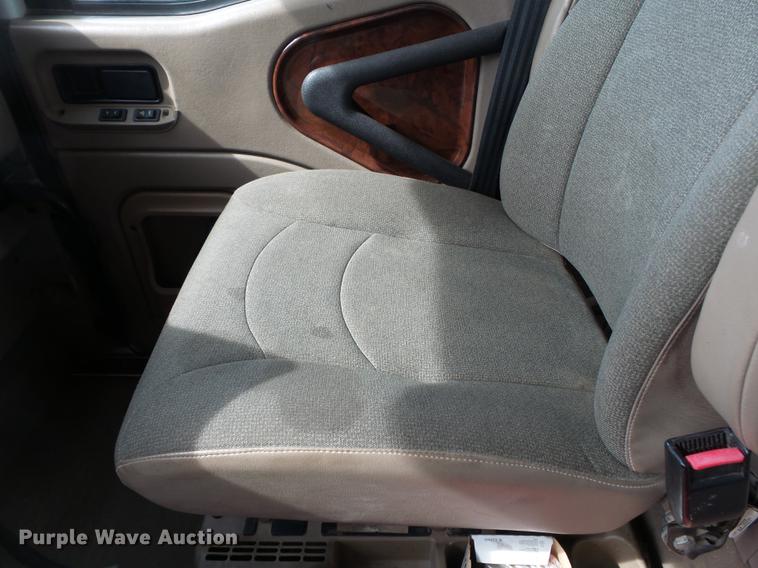 image for item DD2386 2004 International 9400i semi truck