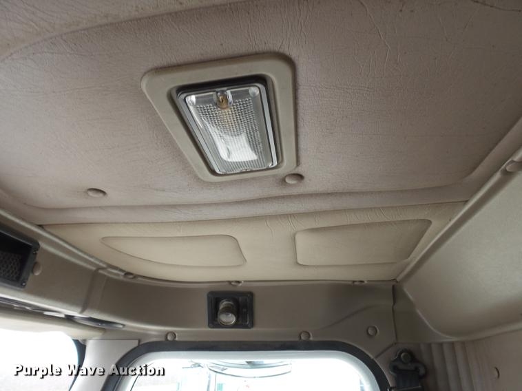 image for item DD2386 2004 International 9400i semi truck