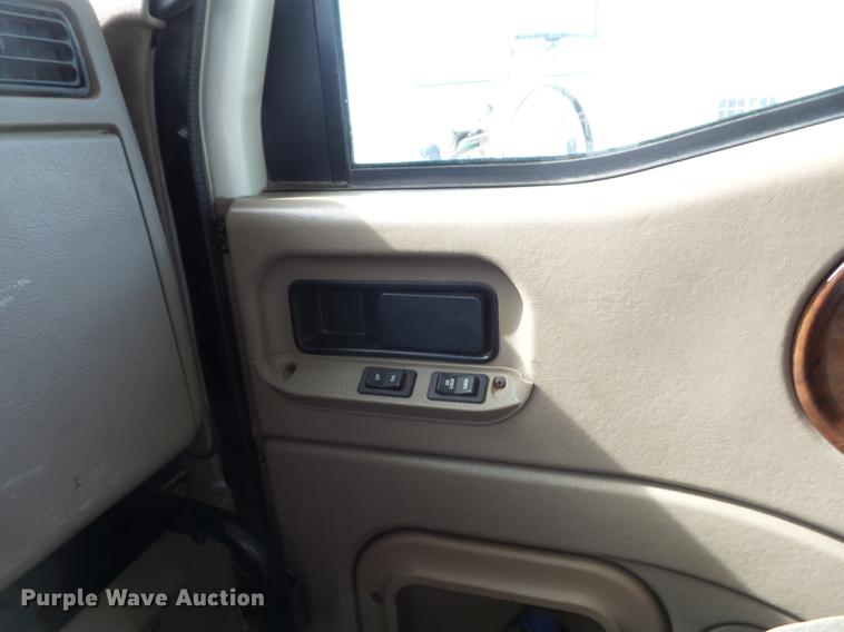 image for item DD2386 2004 International 9400i semi truck