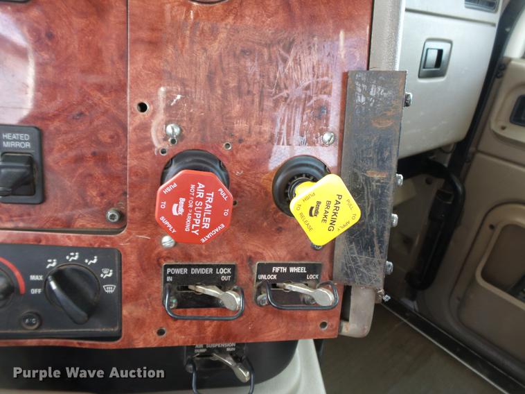 image for item DD2386 2004 International 9400i semi truck