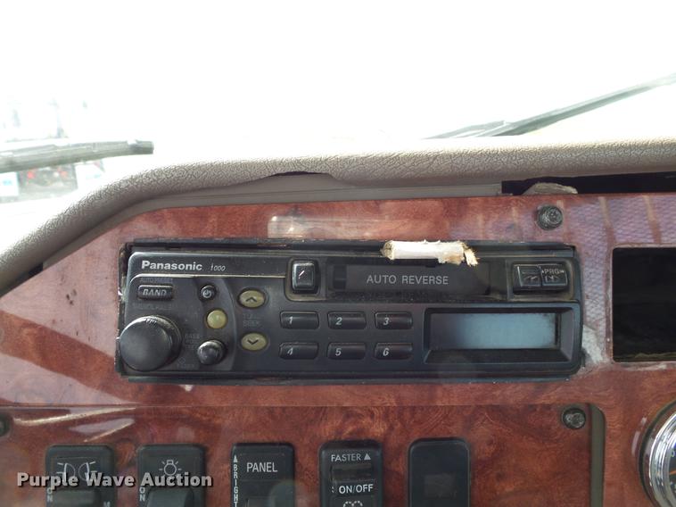 image for item DD2386 2004 International 9400i semi truck