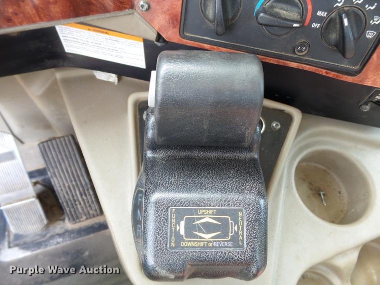 image for item DD2386 2004 International 9400i semi truck