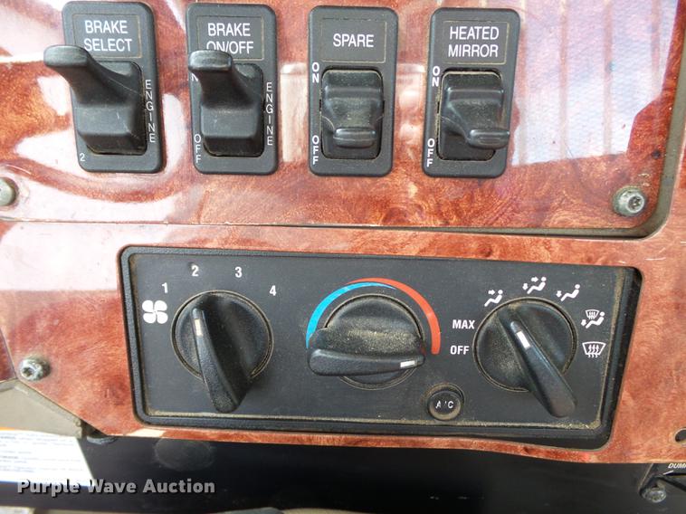 image for item DD2386 2004 International 9400i semi truck