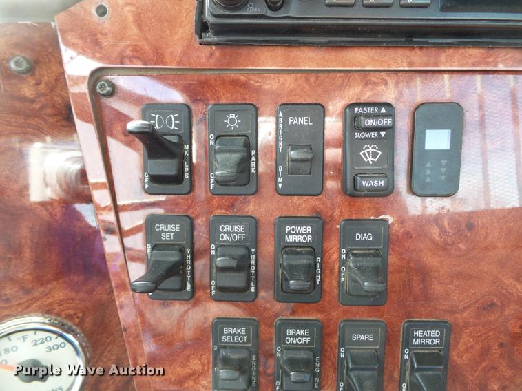 image for item DD2386 2004 International 9400i semi truck