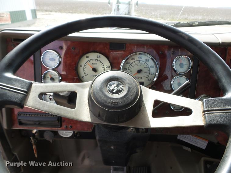 image for item DD2386 2004 International 9400i semi truck