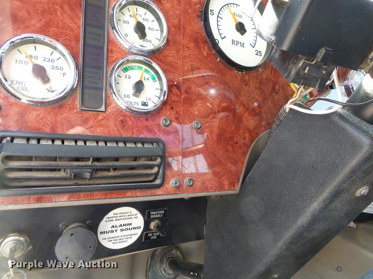 image for item DD2386 2004 International 9400i semi truck