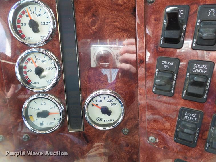 image for item DD2386 2004 International 9400i semi truck