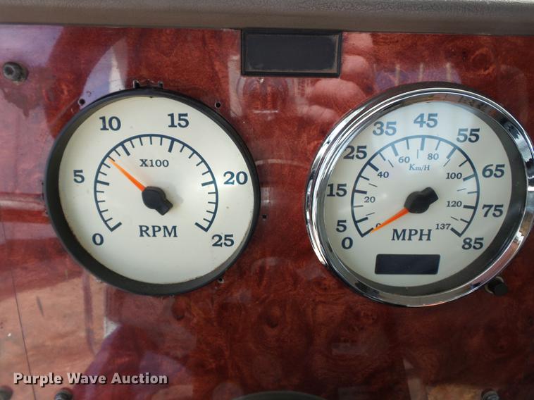 image for item DD2386 2004 International 9400i semi truck