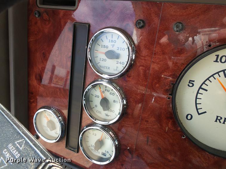 image for item DD2386 2004 International 9400i semi truck