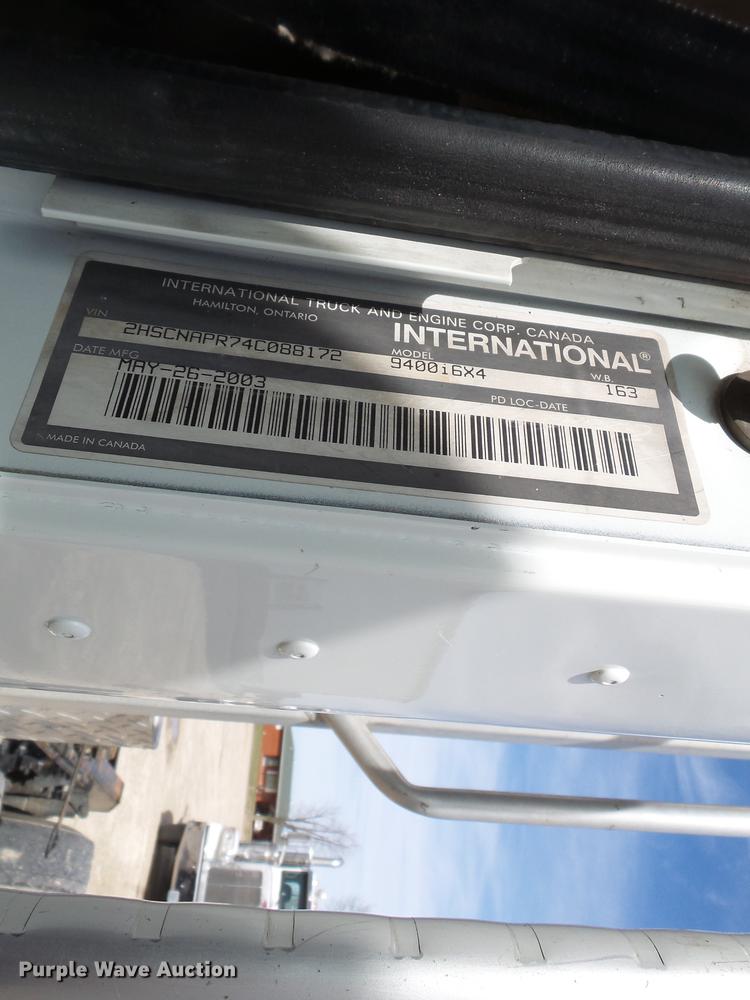 image for item DD2386 2004 International 9400i semi truck