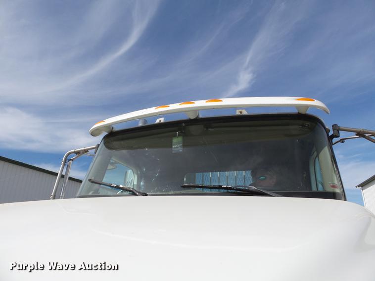 image for item DD2386 2004 International 9400i semi truck