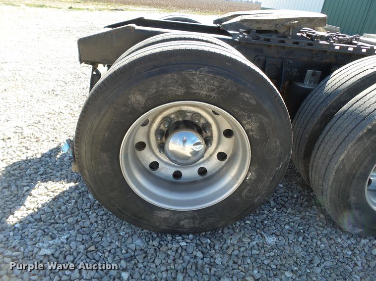 image for item DD2386 2004 International 9400i semi truck