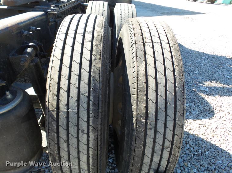 image for item DD2386 2004 International 9400i semi truck