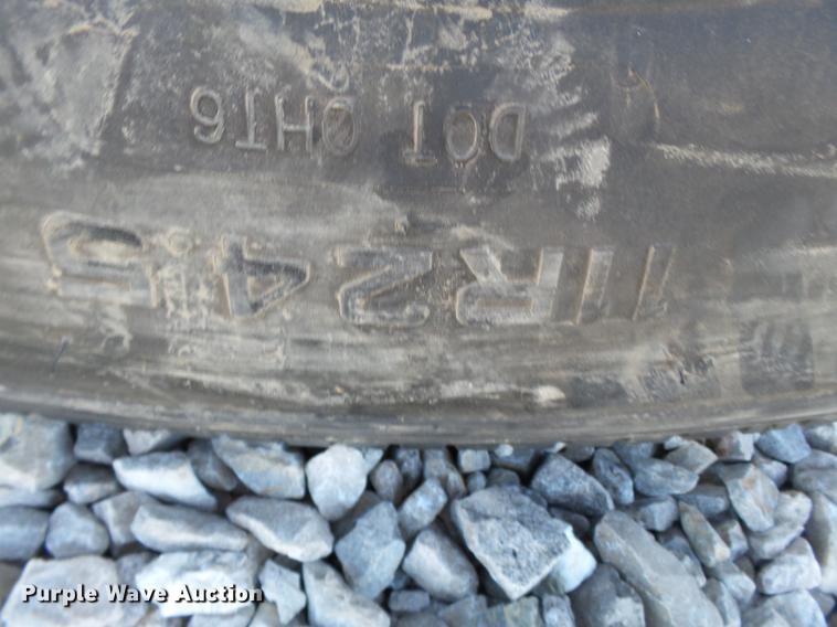 image for item DD2386 2004 International 9400i semi truck