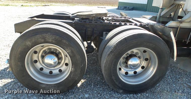 image for item DD2386 2004 International 9400i semi truck