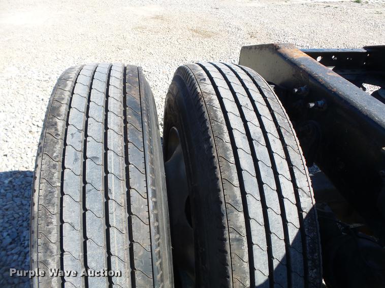 image for item DD2386 2004 International 9400i semi truck