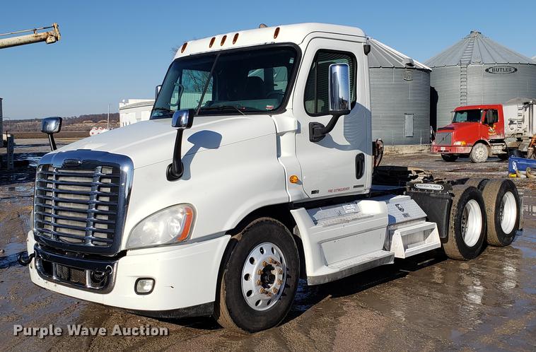 image for item DD3955 2010 Freightliner Cascadia semi truck