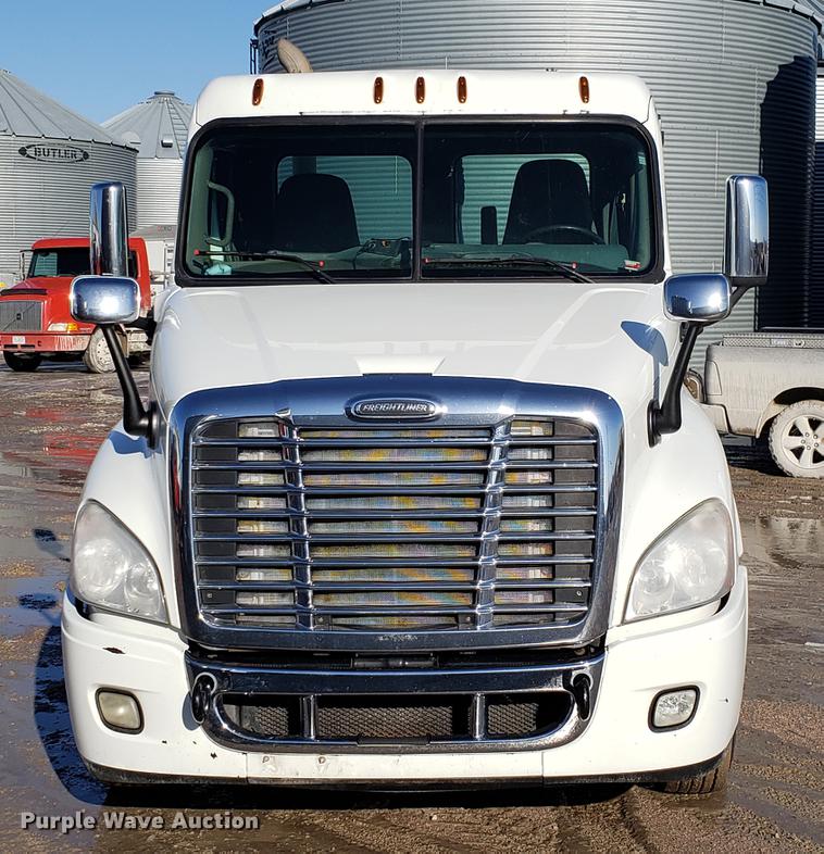 image for item DD3955 2010 Freightliner Cascadia semi truck