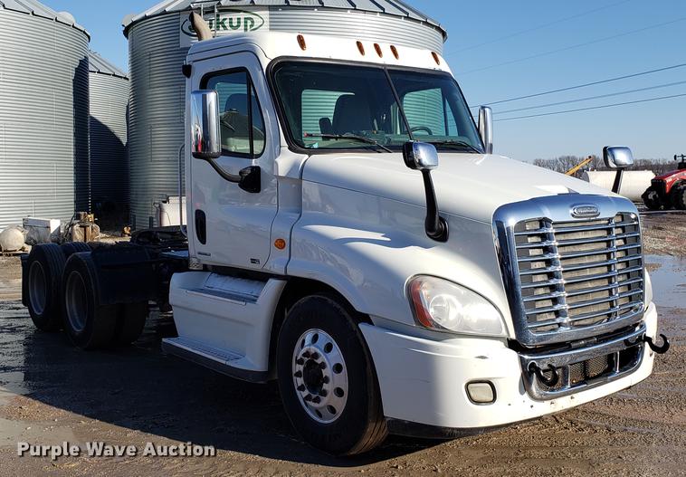 image for item DD3955 2010 Freightliner Cascadia semi truck