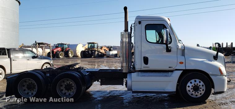 image for item DD3955 2010 Freightliner Cascadia semi truck