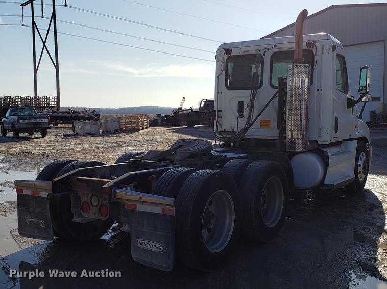 image for item DD3955 2010 Freightliner Cascadia semi truck