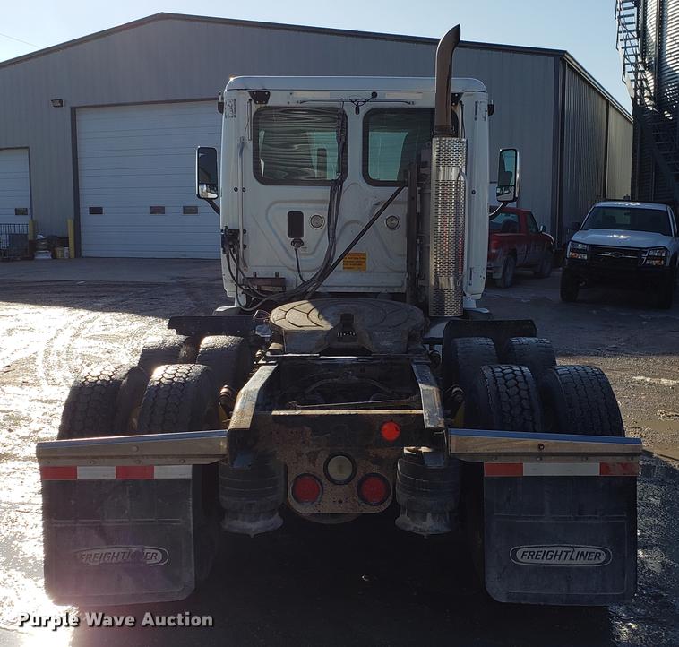 image for item DD3955 2010 Freightliner Cascadia semi truck